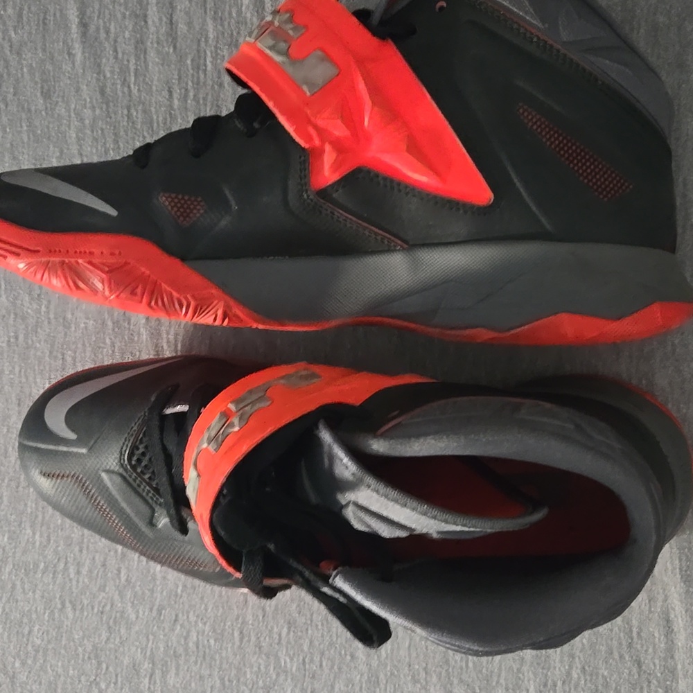 Nike Black and Red Athletic Shoes 10.5 - Picture 7 of 7
